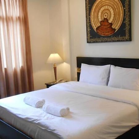 The Bang Khun Phrom Suites Бангкок Экстерьер фото