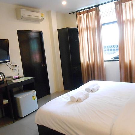 The Bang Khun Phrom Suites Бангкок Номер фото