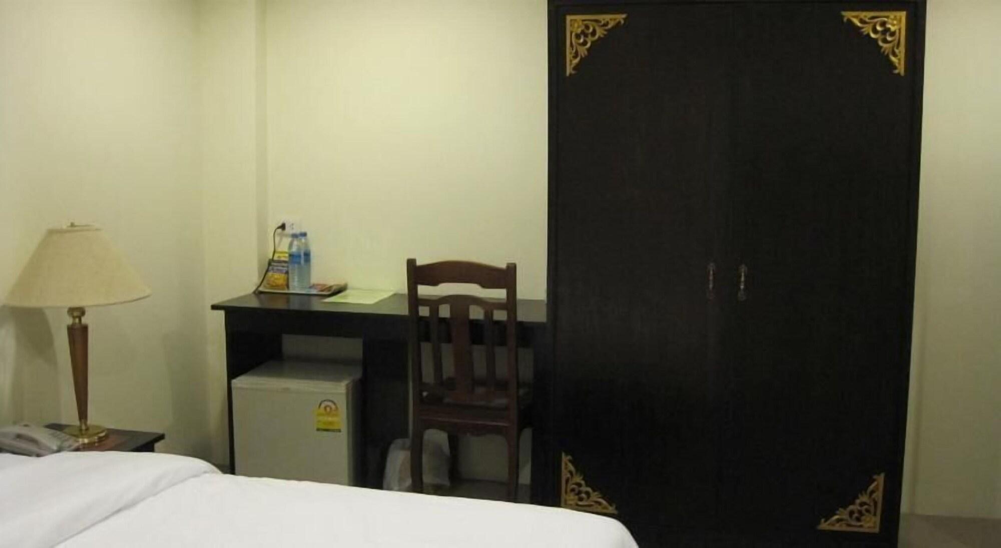 The Bang Khun Phrom Suites Бангкок Экстерьер фото