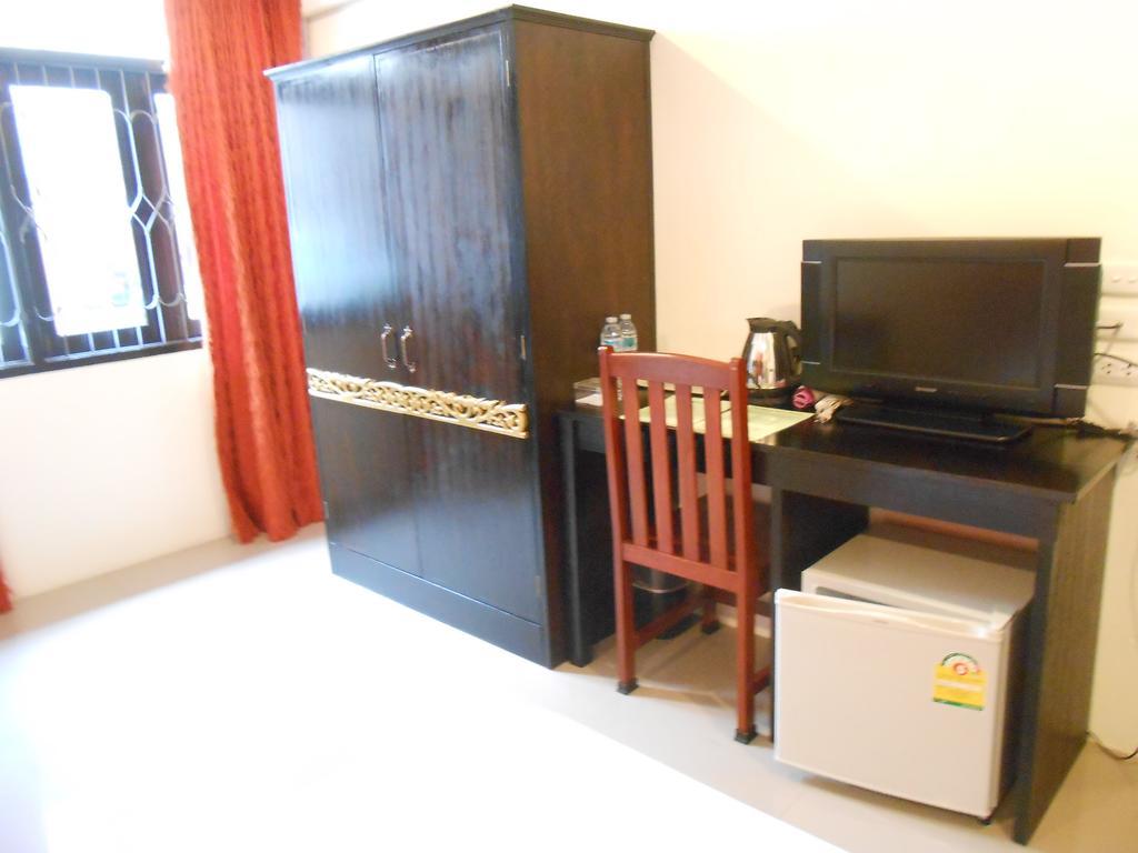 The Bang Khun Phrom Suites Бангкок Номер фото