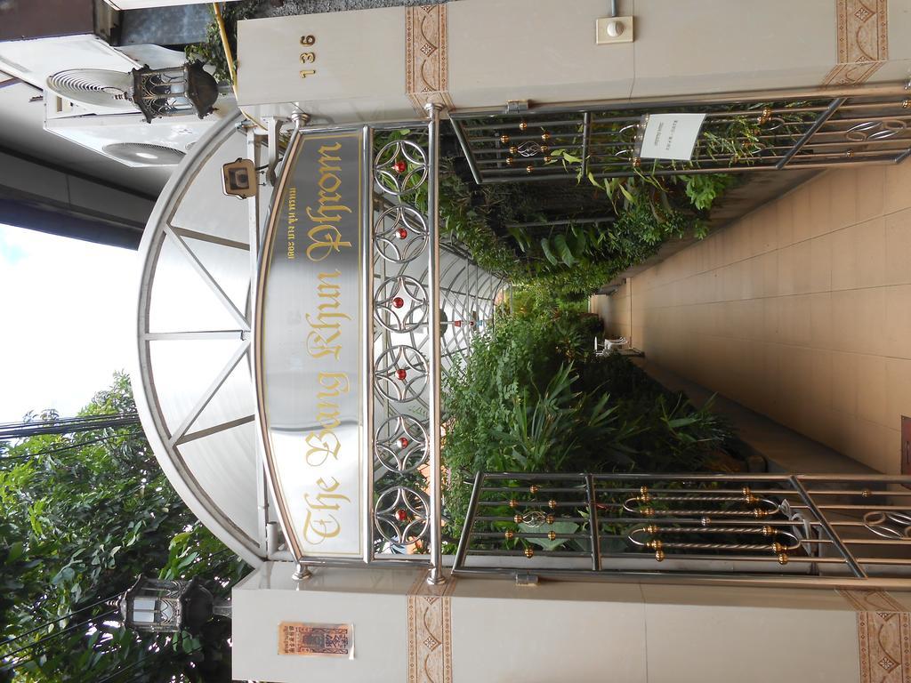The Bang Khun Phrom Suites Бангкок Экстерьер фото