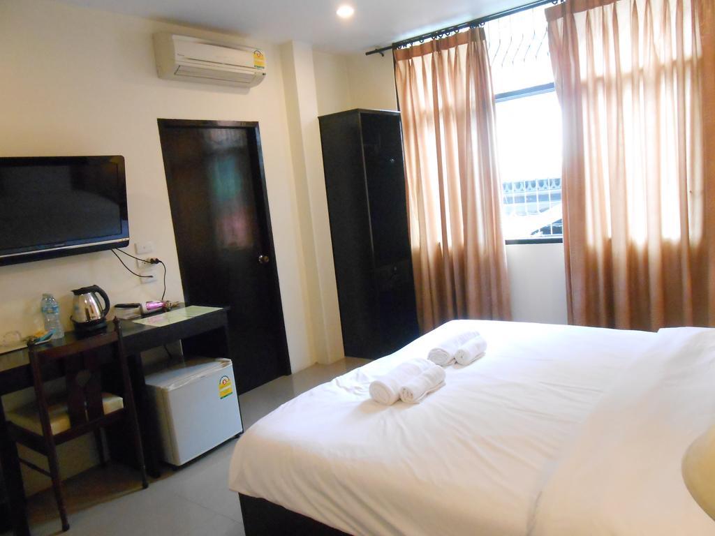 The Bang Khun Phrom Suites Бангкок Номер фото