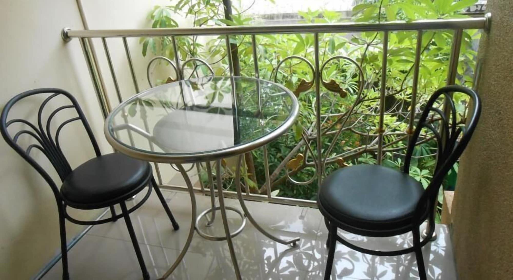 The Bang Khun Phrom Suites Бангкок Экстерьер фото