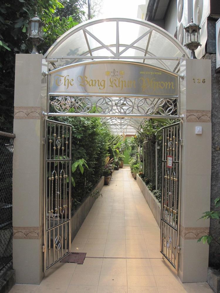 The Bang Khun Phrom Suites Бангкок Экстерьер фото