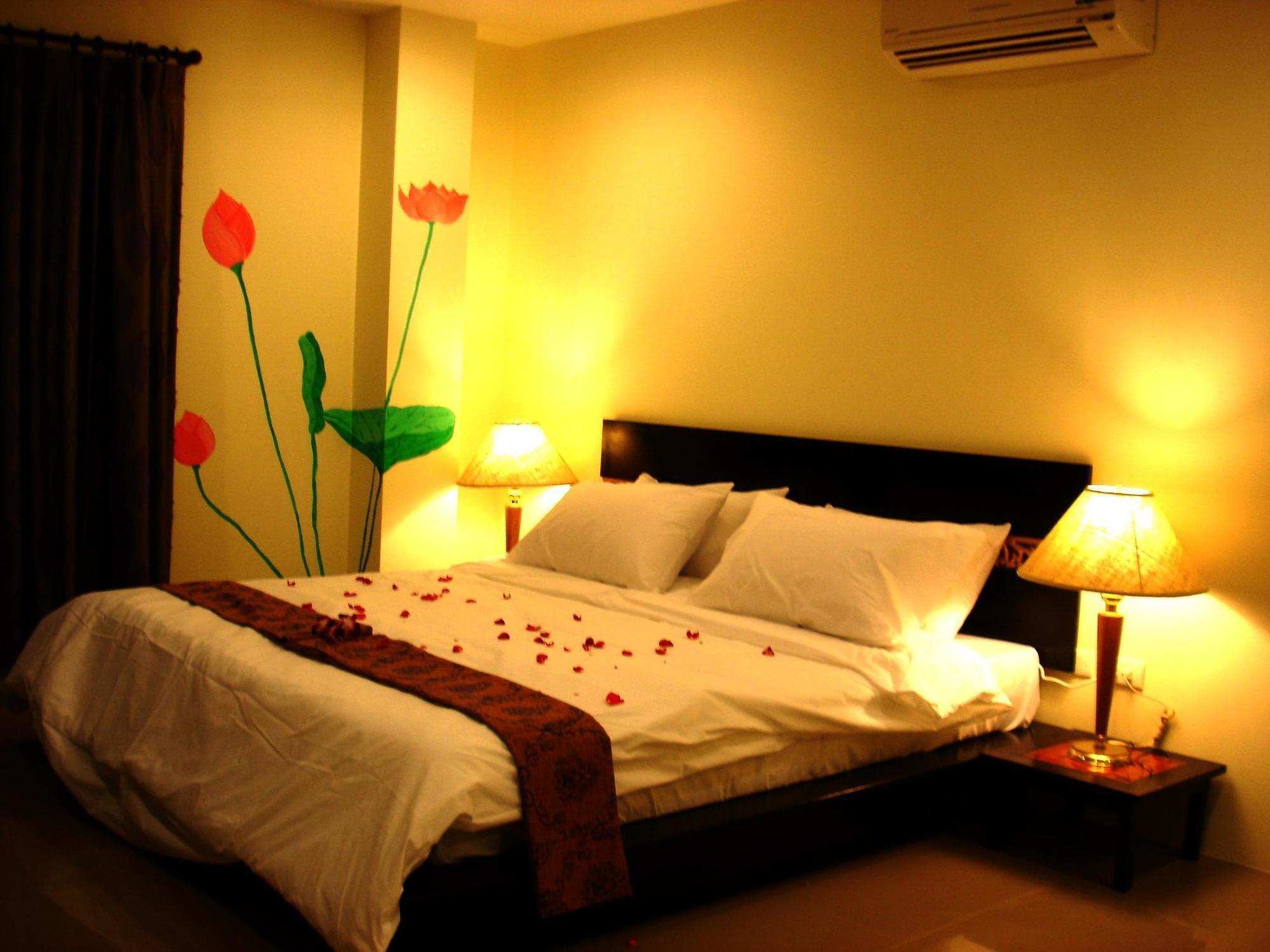 The Bang Khun Phrom Suites Бангкок Экстерьер фото