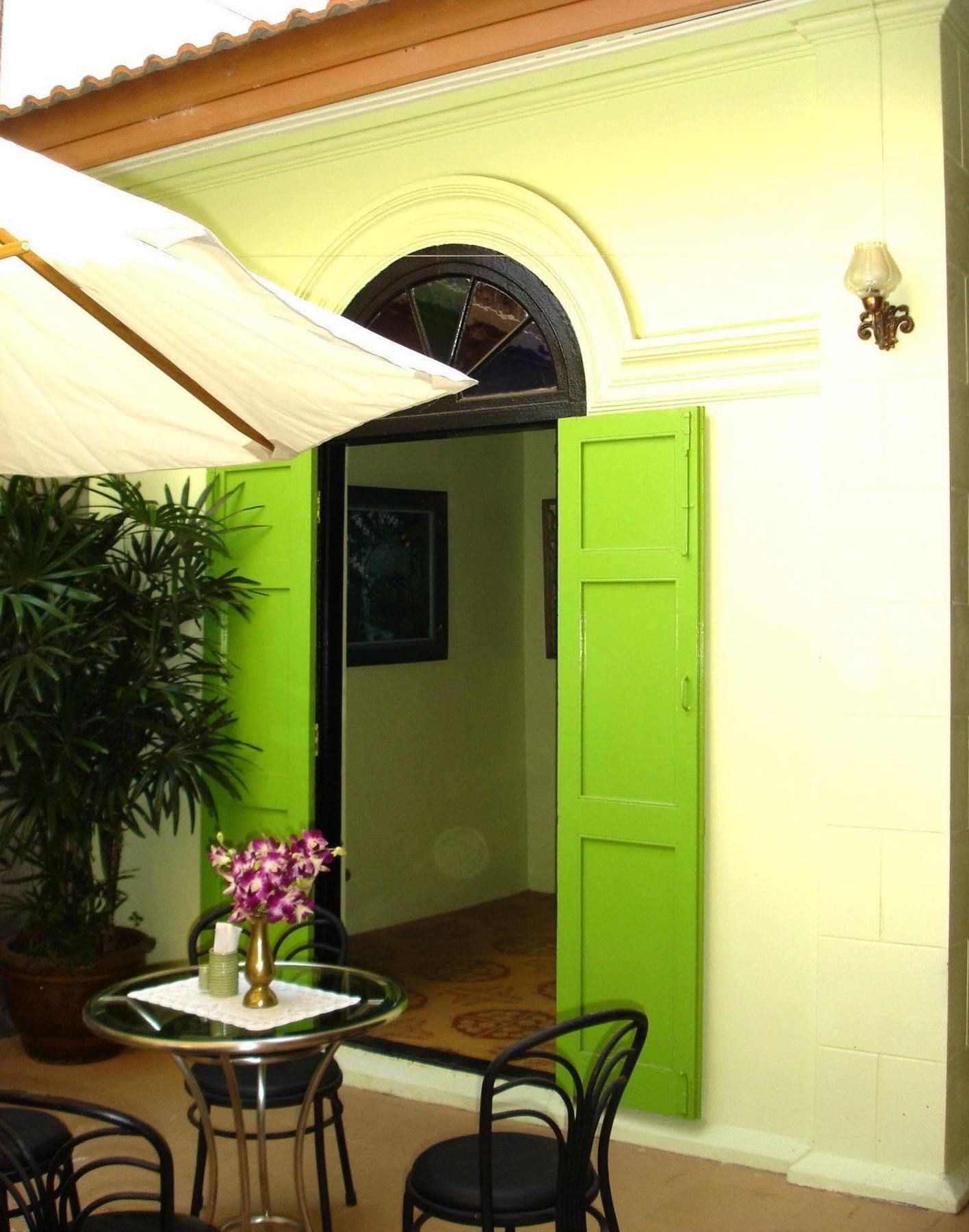 The Bang Khun Phrom Suites Бангкок Экстерьер фото