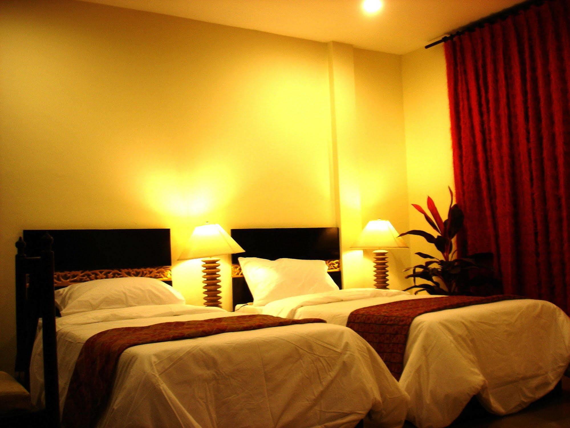 The Bang Khun Phrom Suites Бангкок Экстерьер фото