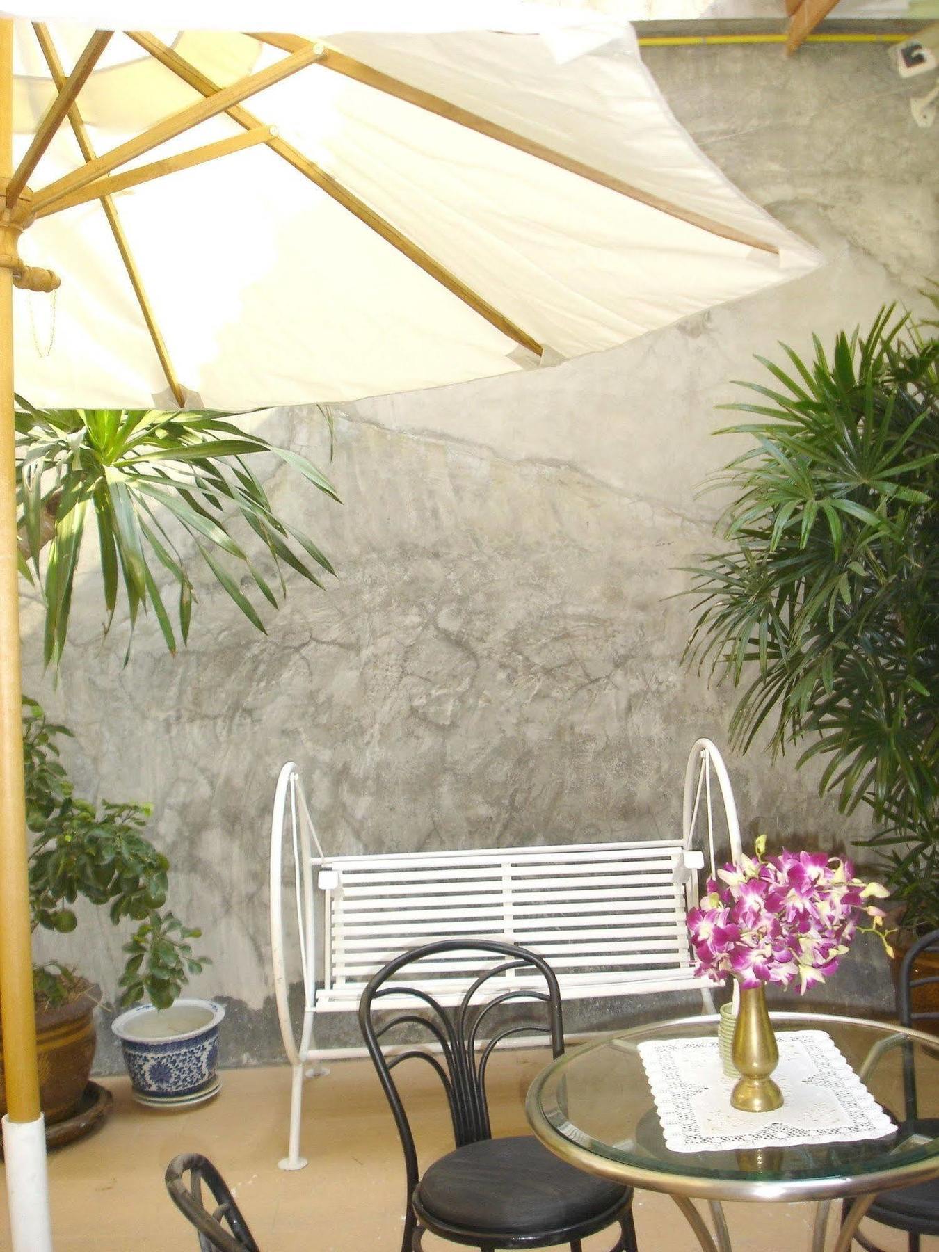 The Bang Khun Phrom Suites Бангкок Экстерьер фото