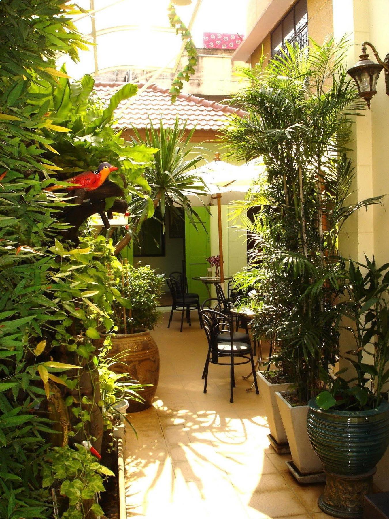 The Bang Khun Phrom Suites Бангкок Экстерьер фото